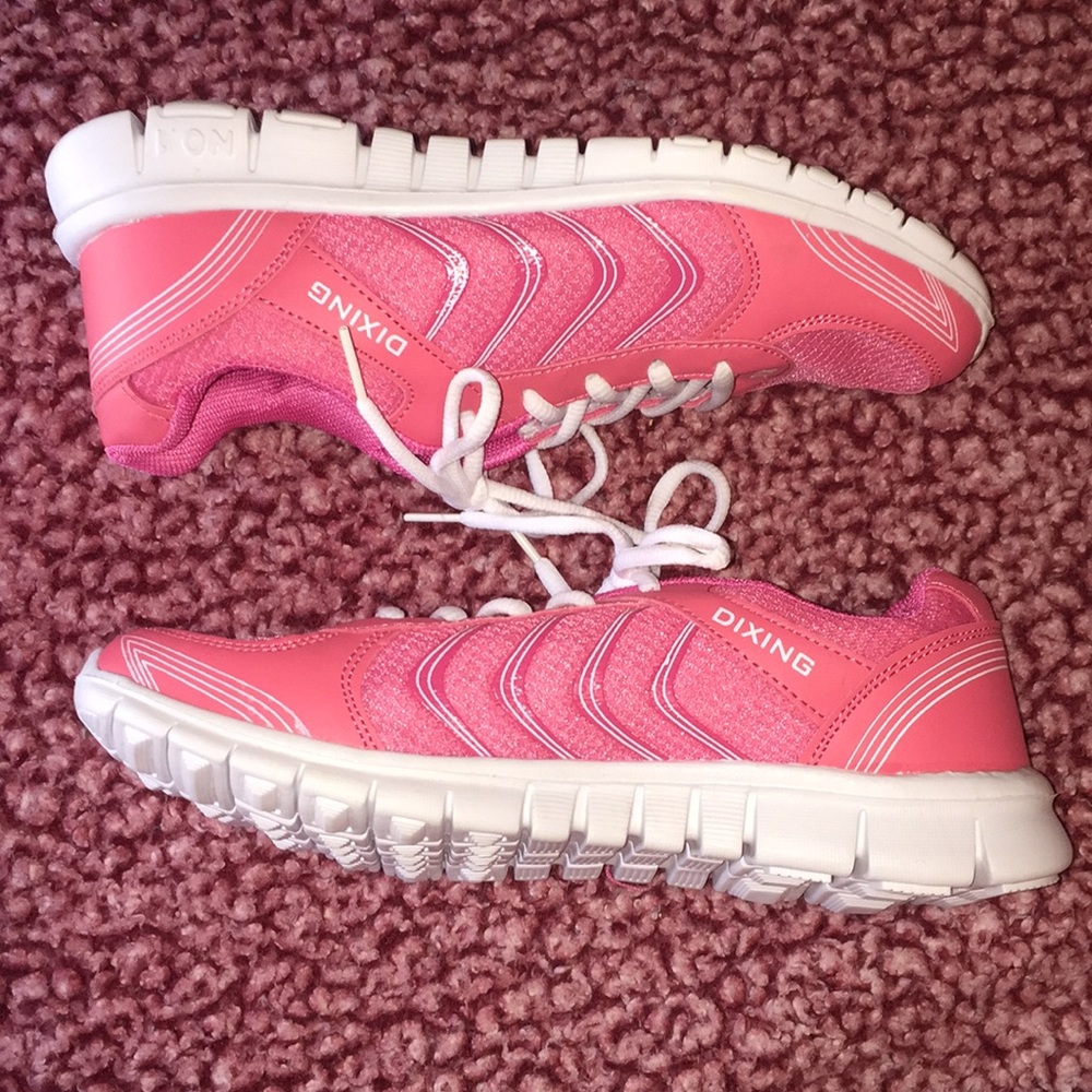 Running shoes/ workout shoes